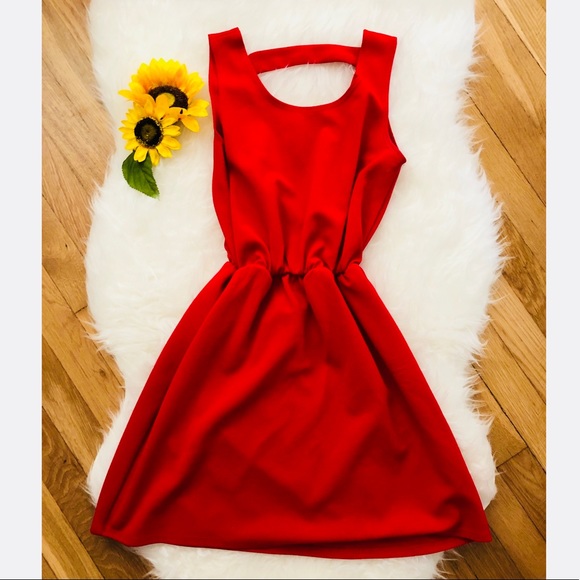 Dresses & Skirts - Flirty and fun dress w/ back cutout